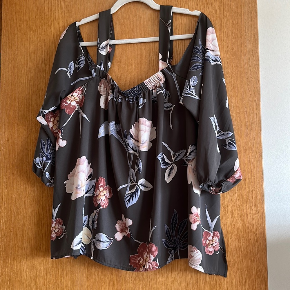 Do not miss this adorable off the shoulder blouse !